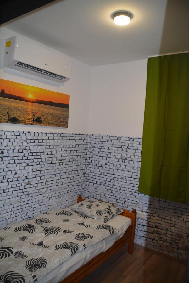 Kid Familia Panzio Balatonszarszo Bed & Breakfast Bagian luar foto