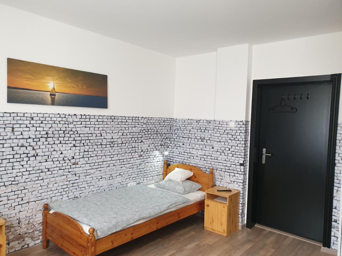 Kid Familia Panzio Balatonszarszo Bed & Breakfast Bagian luar foto